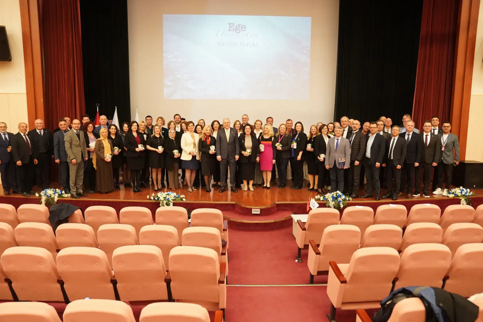 Eğitim yuvasında çiçek kokan kutlama