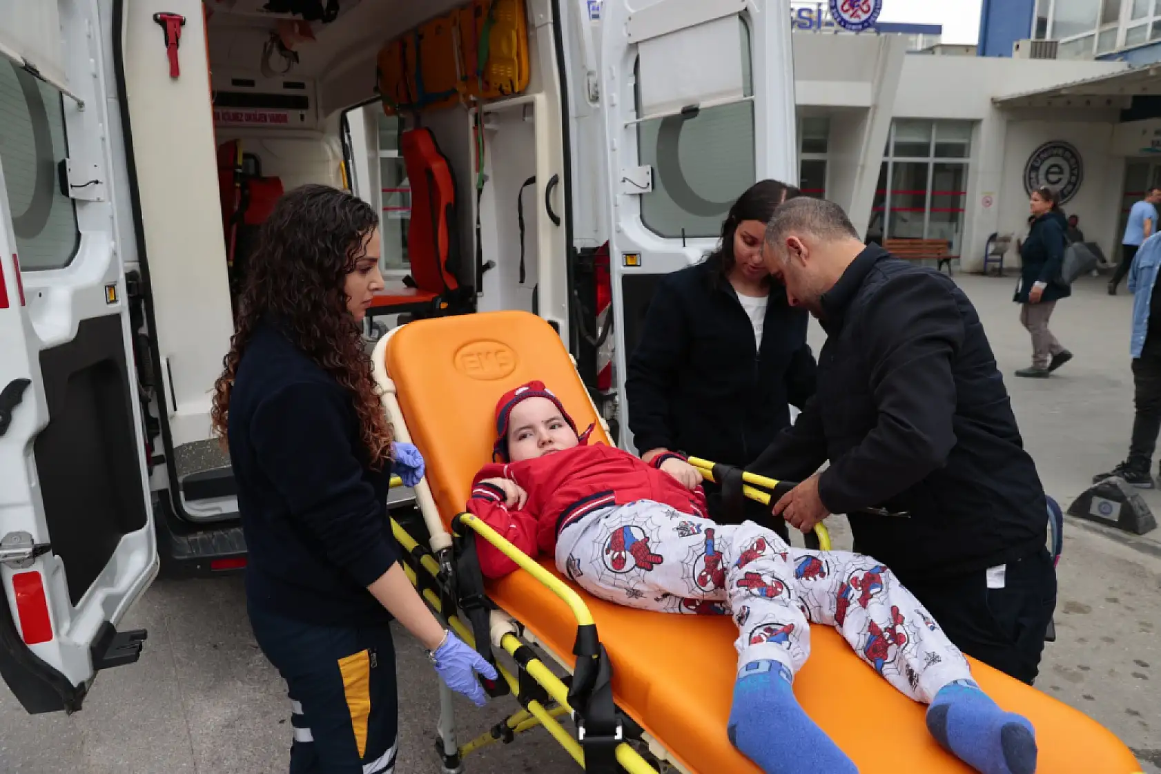 Konak'ın hasta nakil araçları vatandaşın yanında