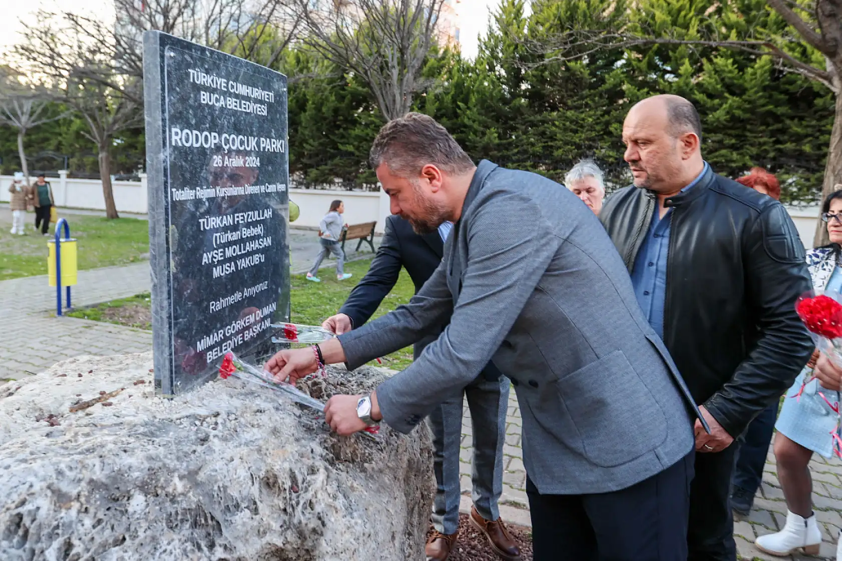 Baharın sembolü marteniçkalar ağaçlara asıldı