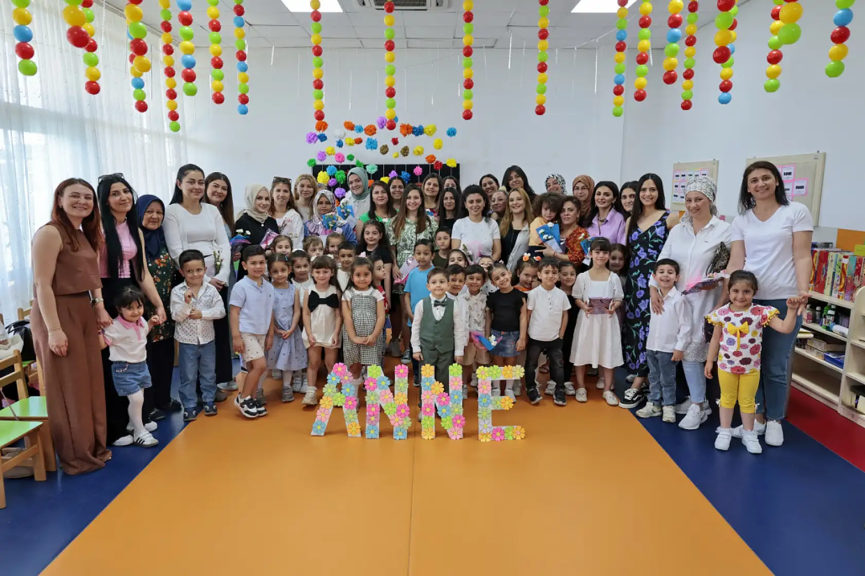 Miniklerden annelerine duygusal sürpriz!
