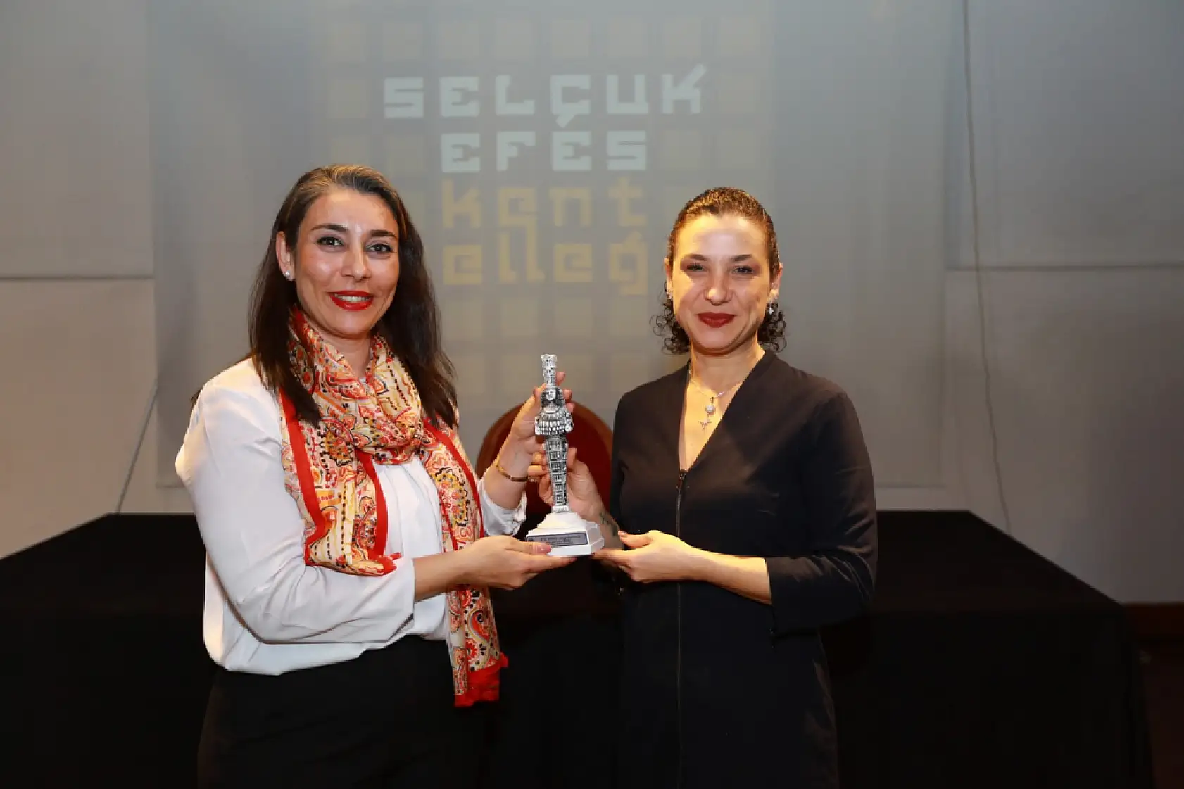 Efes Selçuk'a disiplinlerarası bakış: Yeni kitap tanıtıldı