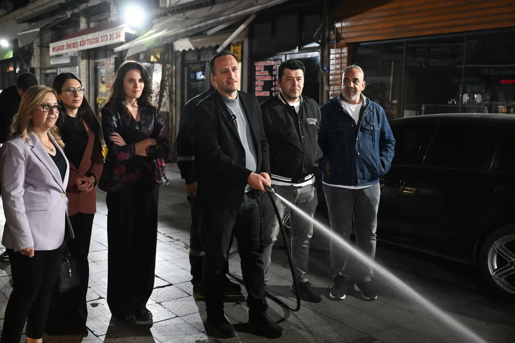Tarihi Bornova Çarşısı'nda gece mesaisi
