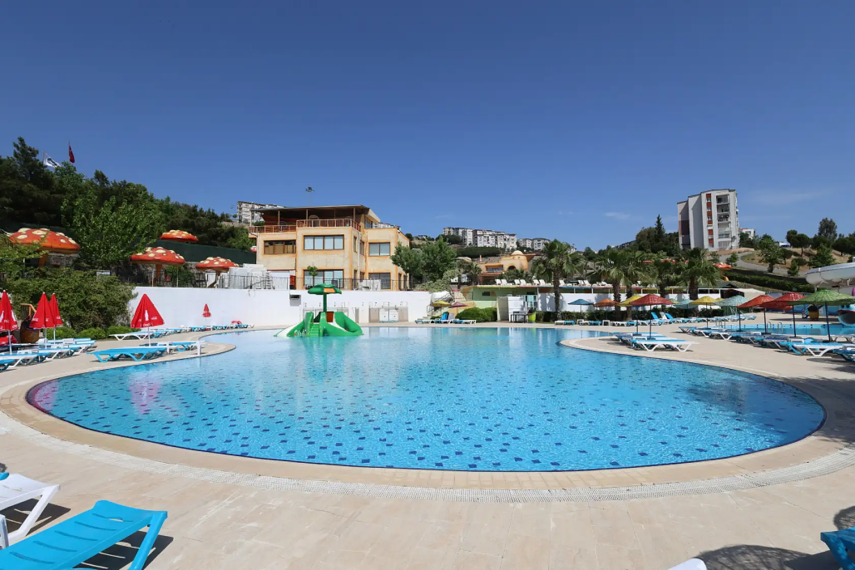 Karabağlar'da yazın en serin adresi! İzmir'in ortasında tatil köyü havası
