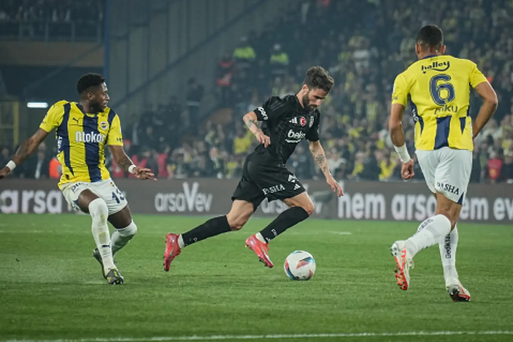 Beşiktaş, Fenerbahçe'yi zirve yarışından uzaklaştırdı: 0-1