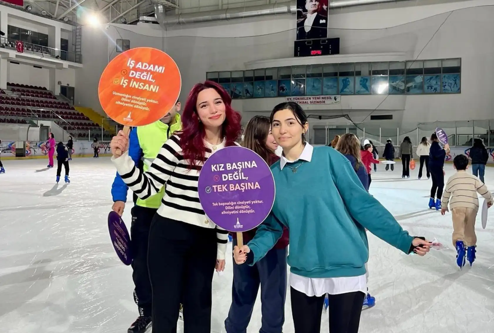 İzmir'de 8 Mart fırtınası: Kadınlar sahada, pedalda ve buzda