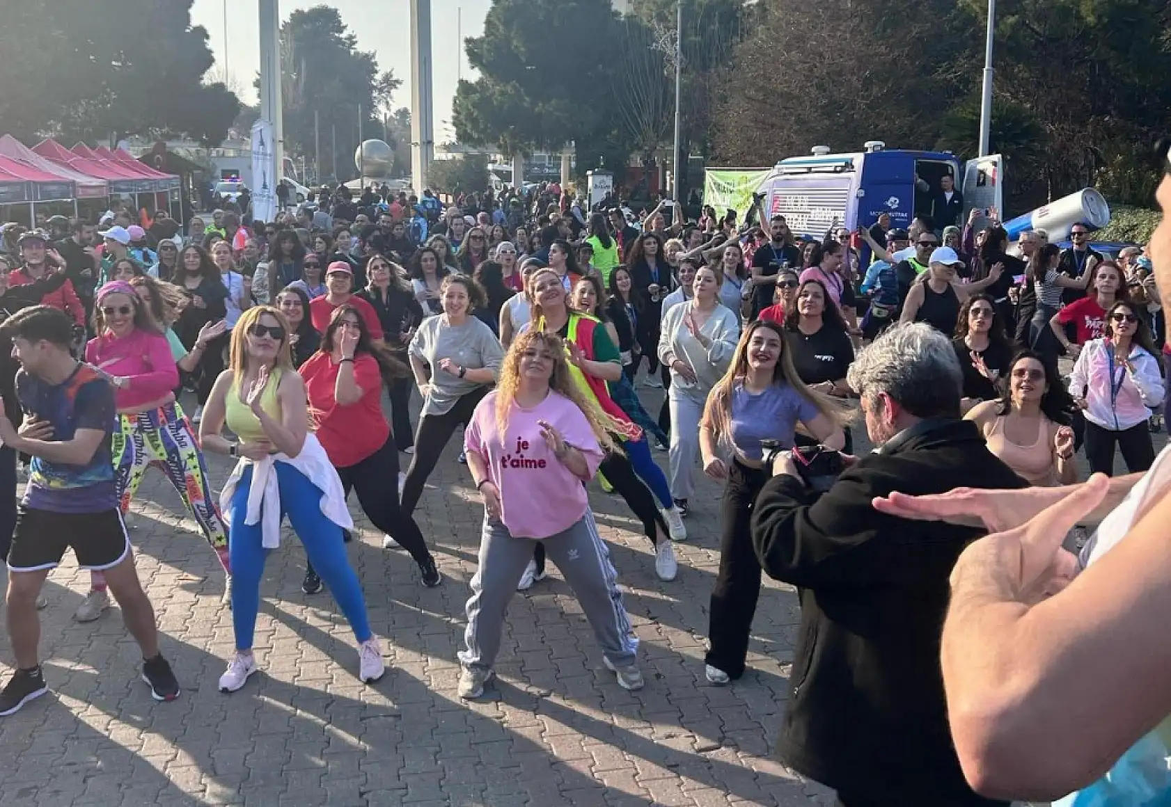 İzmir'de 8 Mart fırtınası: Kadınlar sahada, pedalda ve buzda