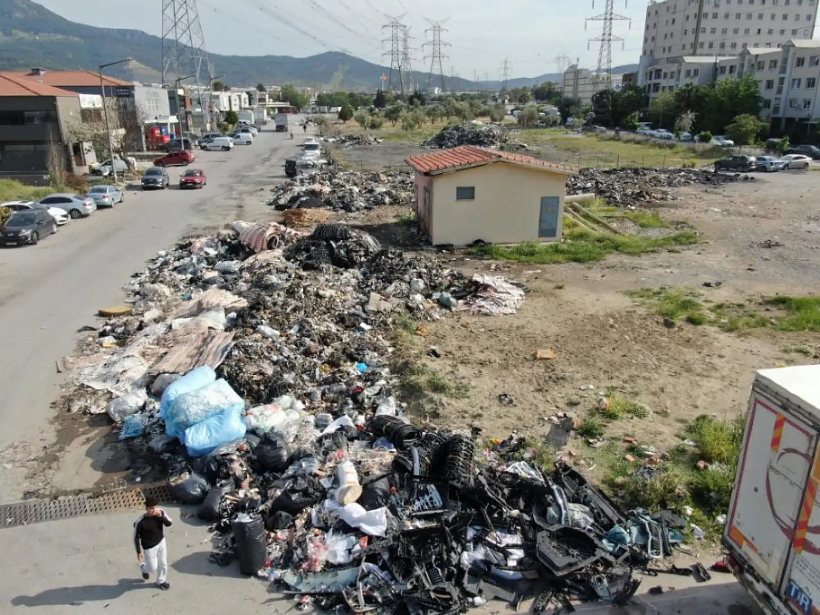 Hindistan değil, İzmir! Çöp dağları arasında üretim yapılıyor!