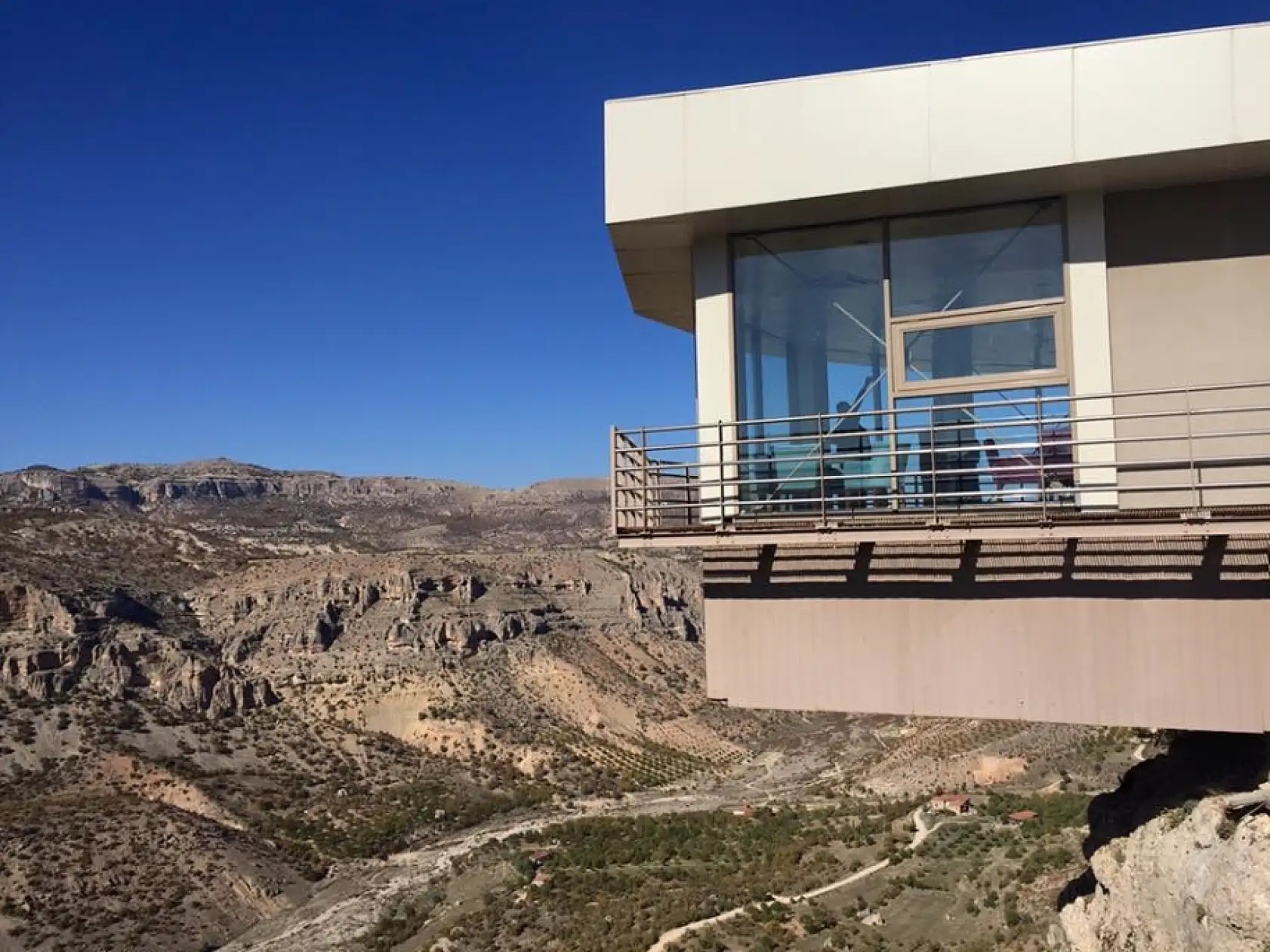 Yüzlerce mağara, tarihi hanlar ve uçurum kenarında yürüyüş yolları: Türkiye'nin bu iline turistler akın ediyor, hala gitmeyen kaldıysa...