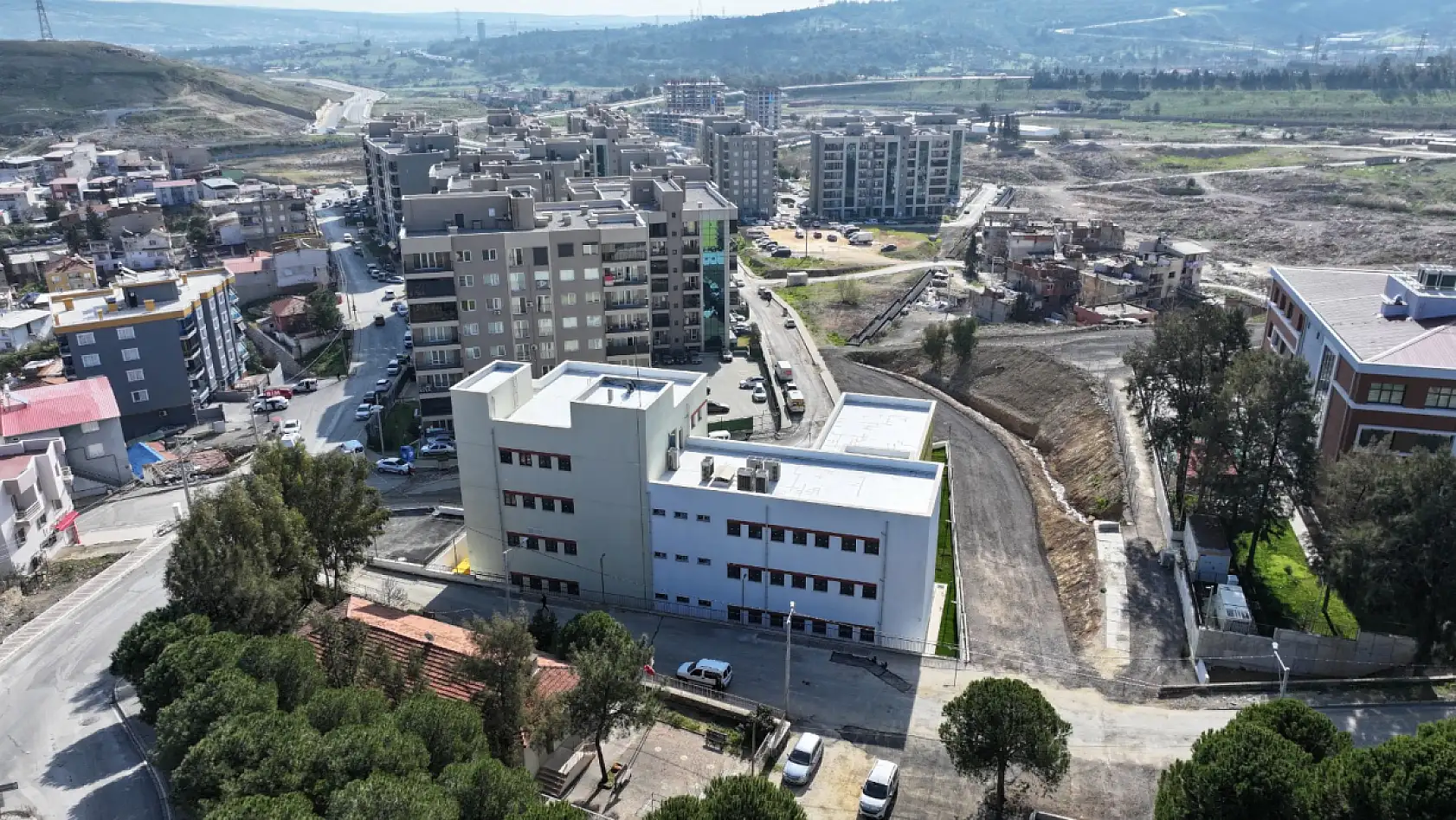 İzmir'de hem çevre hem binalar dönüşüyor