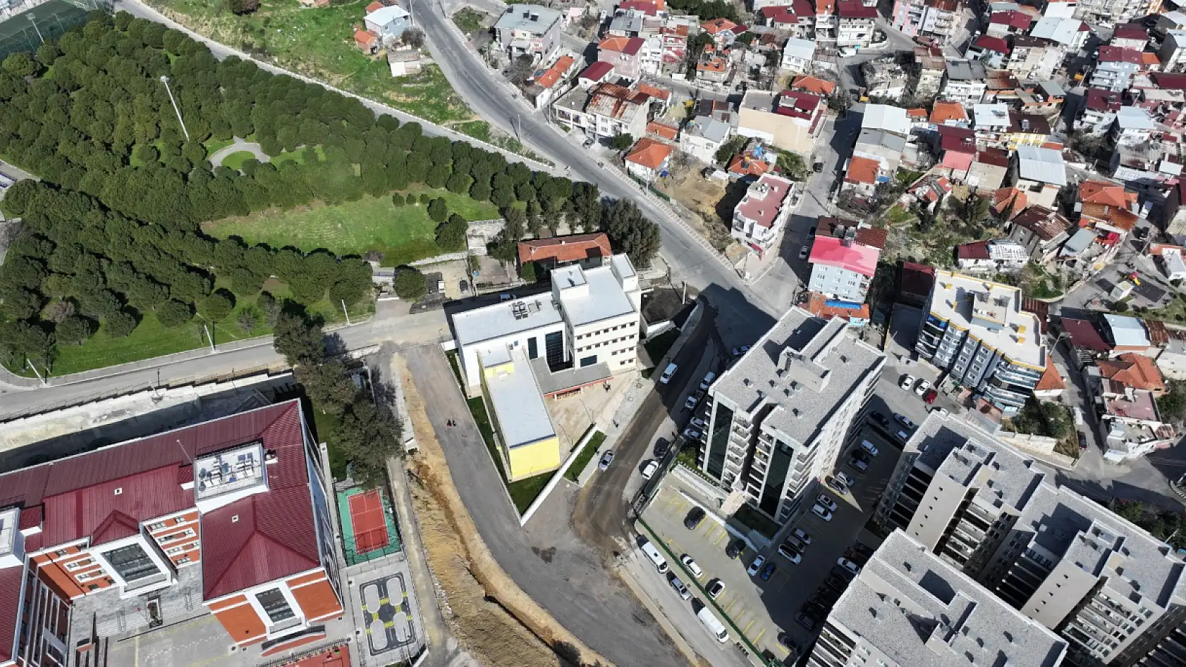 İzmir'de hem çevre hem binalar dönüşüyor
