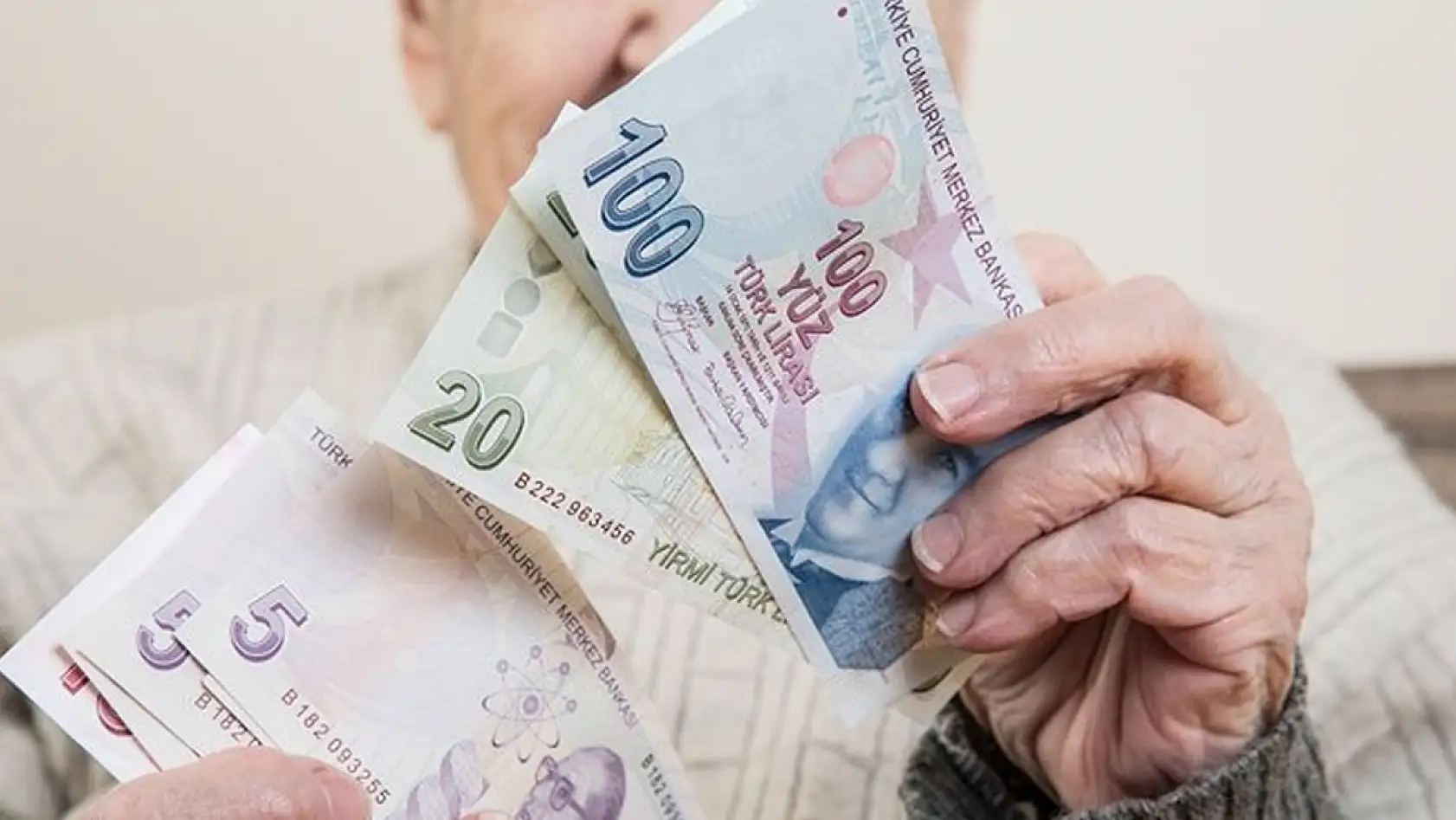 Emekli ve memurların maaş zammı için kritik tarih yaklaşıyor: İşte beklenen zam oranı