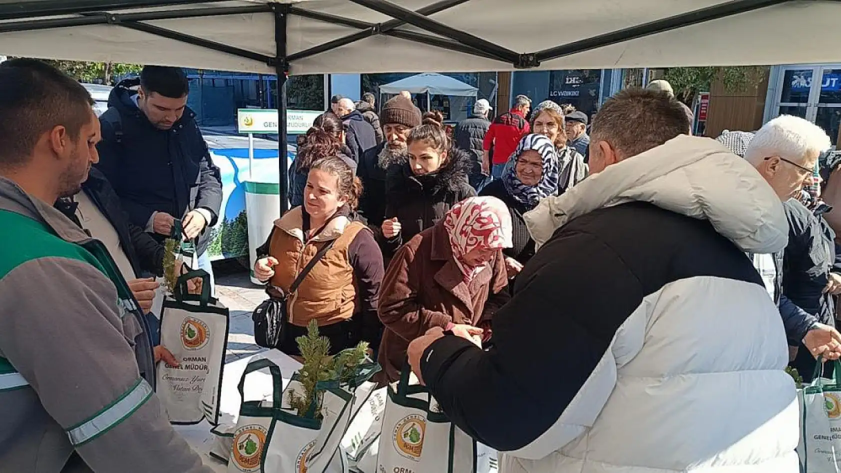 Orman haftasında yeşil dokunuş: Binlerce fidan dağıtıldı