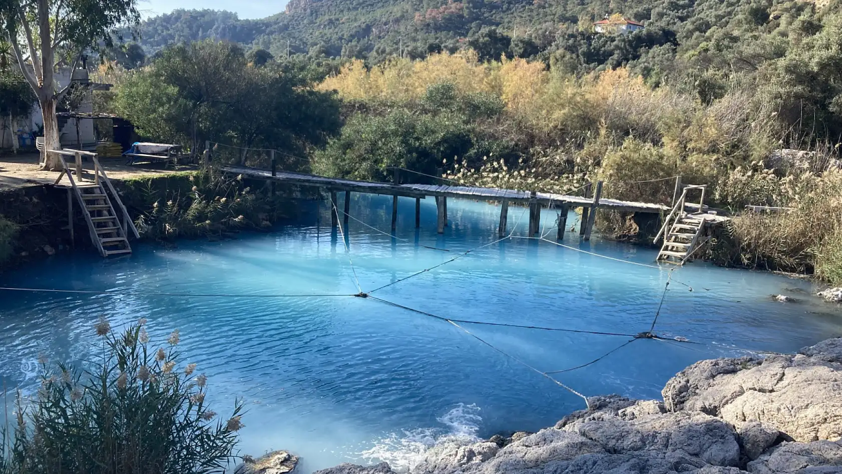 Bu suya girmeniz için İzlanda'ya gitmenize gerek yok | Türkiye'nin en güzel renkli termali Ege'de...