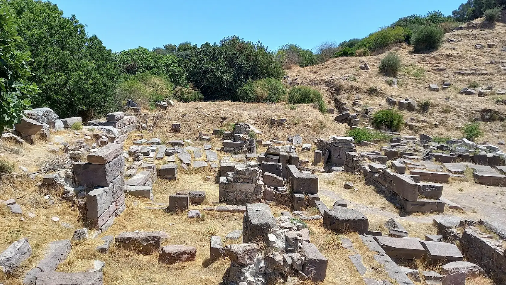 İzmir'de görenleri şaşkına çeviren antik şehir: Kadın saçından yapılan iple kurtarıldı!