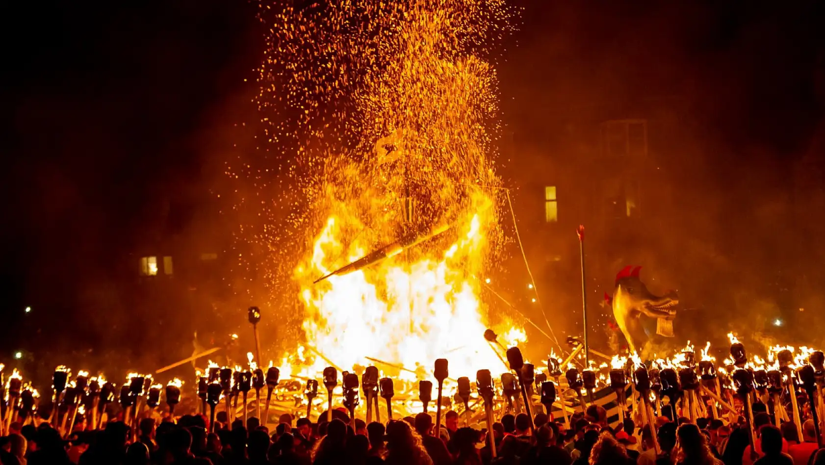 Meşaleler yavaşça yakılıyor | Up Helly Aa Festivali hazırlıkları başladı