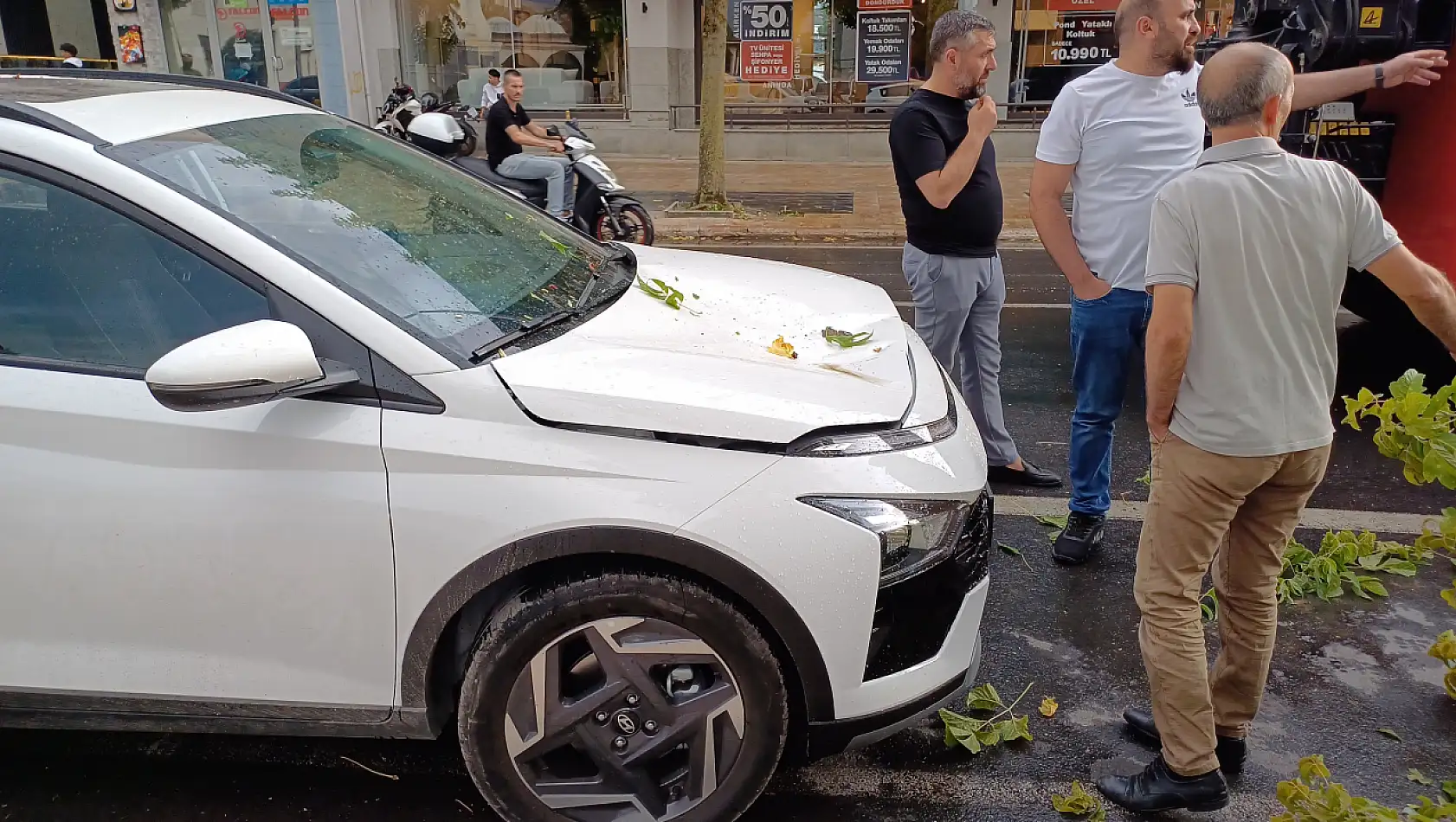 10 gün önce aldığı aracın üzerine ağaç devrildi