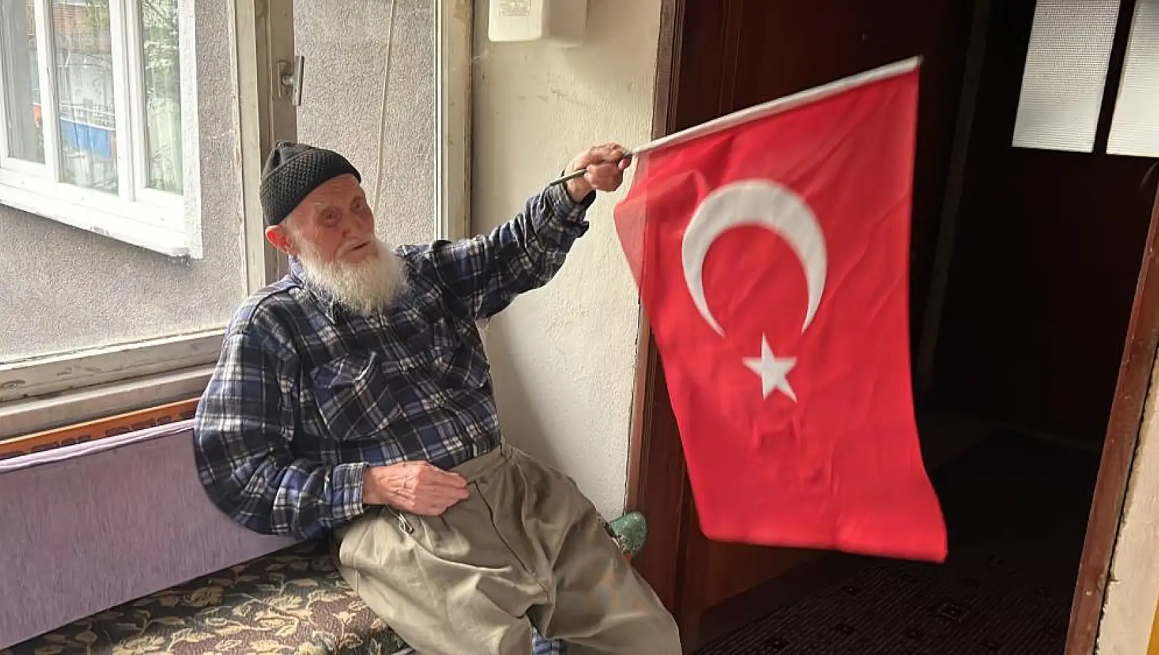 100 yaşındaki Recep dede, Cumhuriyet’le aynı yaşta olmanın mutluluğunu yaşıyor