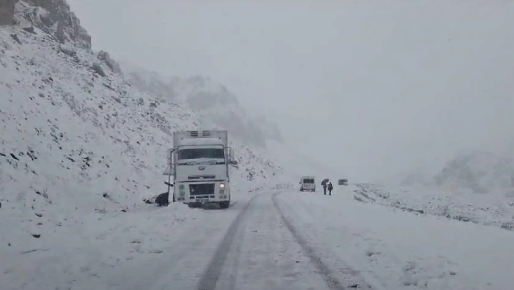 3 bin rakımlı Karabet Geçidi’nde kar yağışı trafiği olumsuz yönde etkiledi