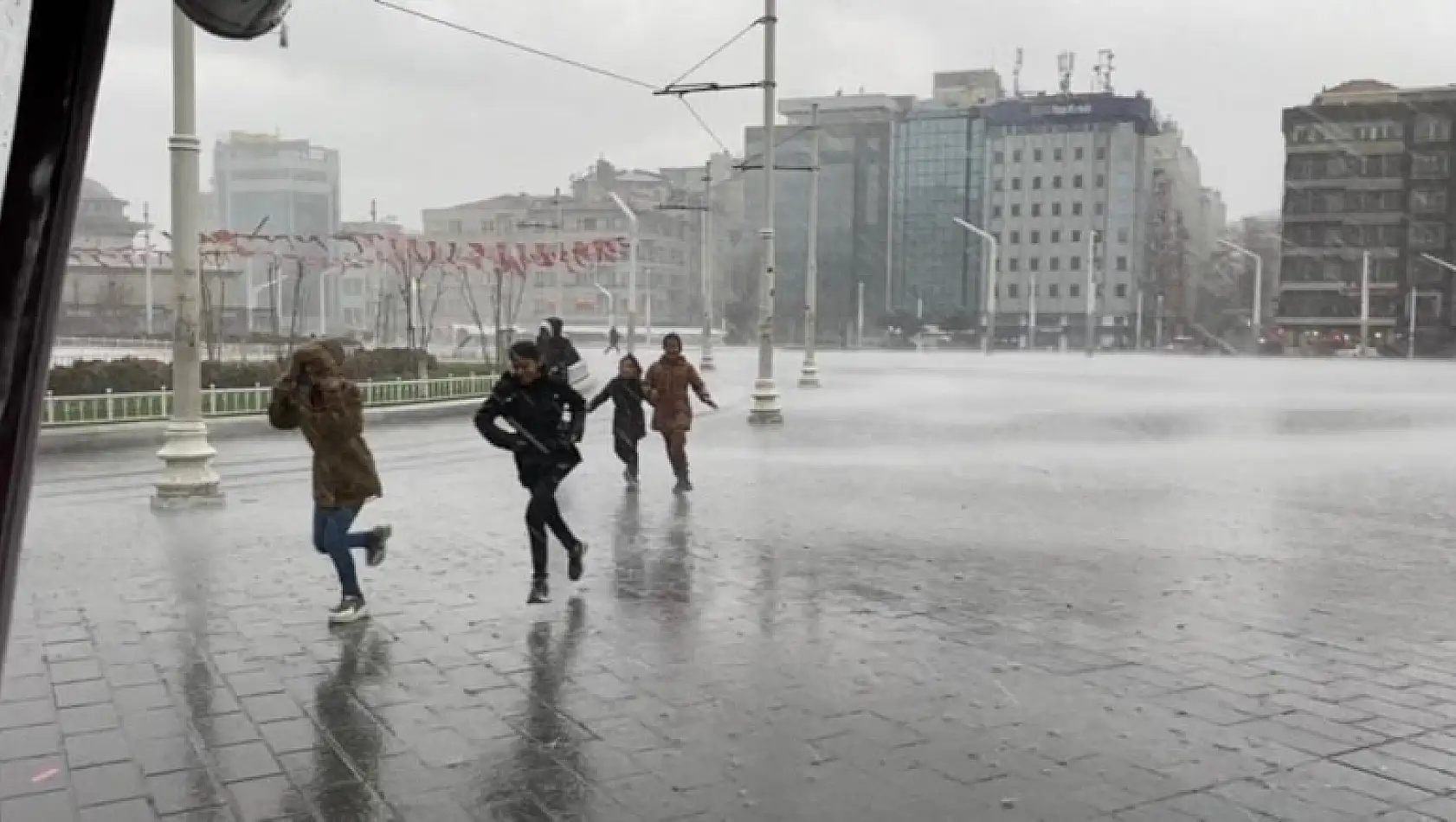 AKOM’dan sağanak yağış ve fırtına uyarısı yapıldı