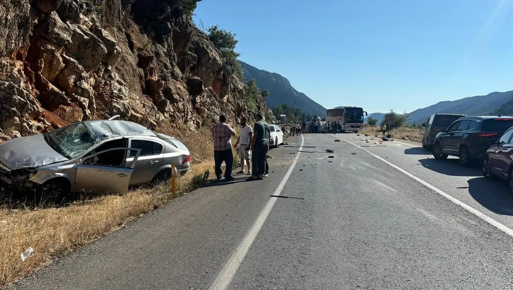  Antalya’da 4 araç birbirine girdi: 4 yaralı