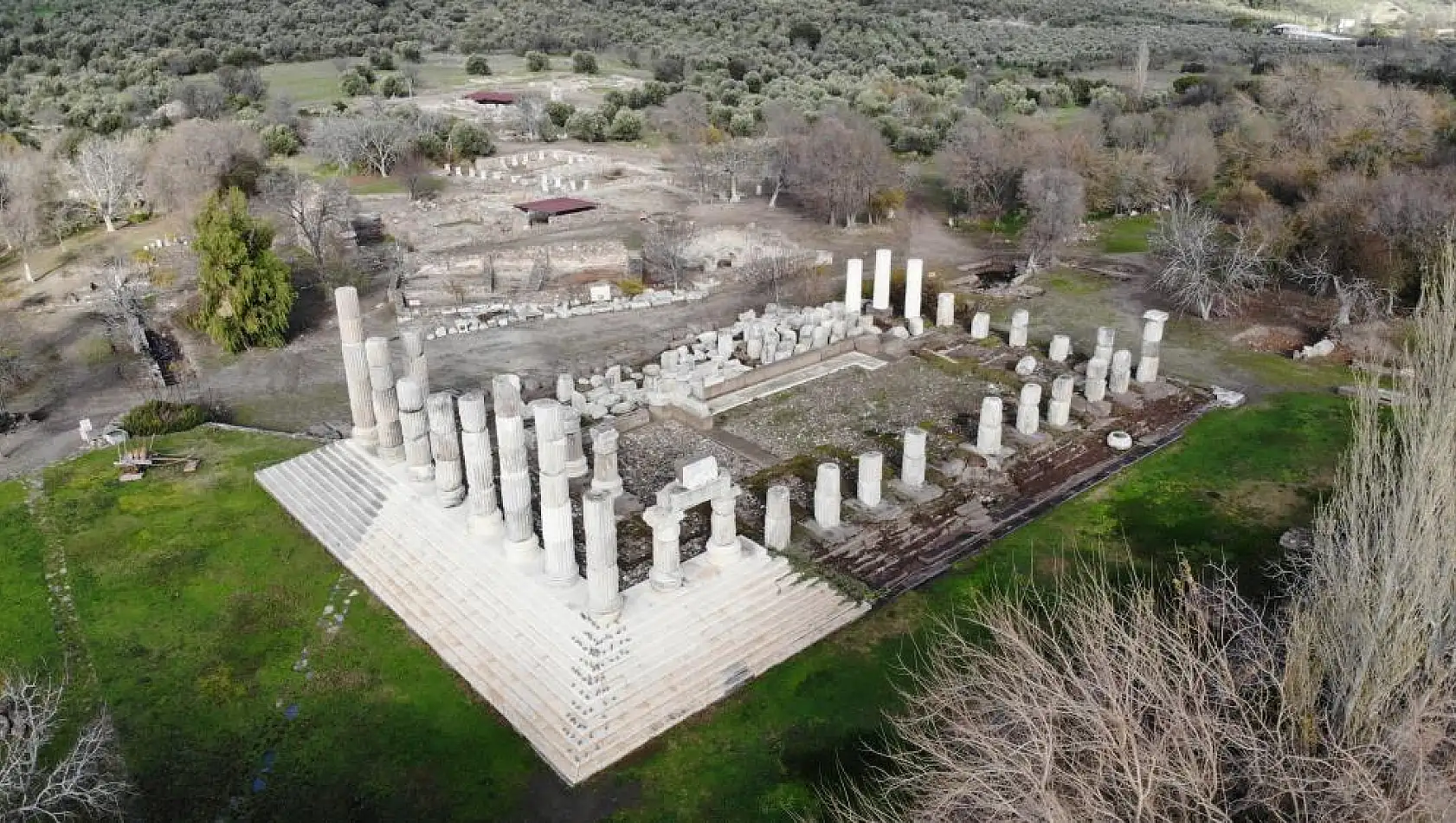 Apollon Smintheus Tapınağı’nda kazı alanındaki arkeolojik potansiyeli anlamak için jeoradar çalışmaları yapılıyor