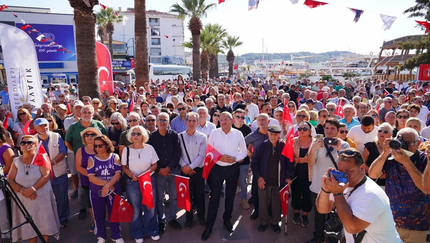 Ayvalık'ta Atatürk Anıtına yapılan saldırıya tepkiler büyüyor