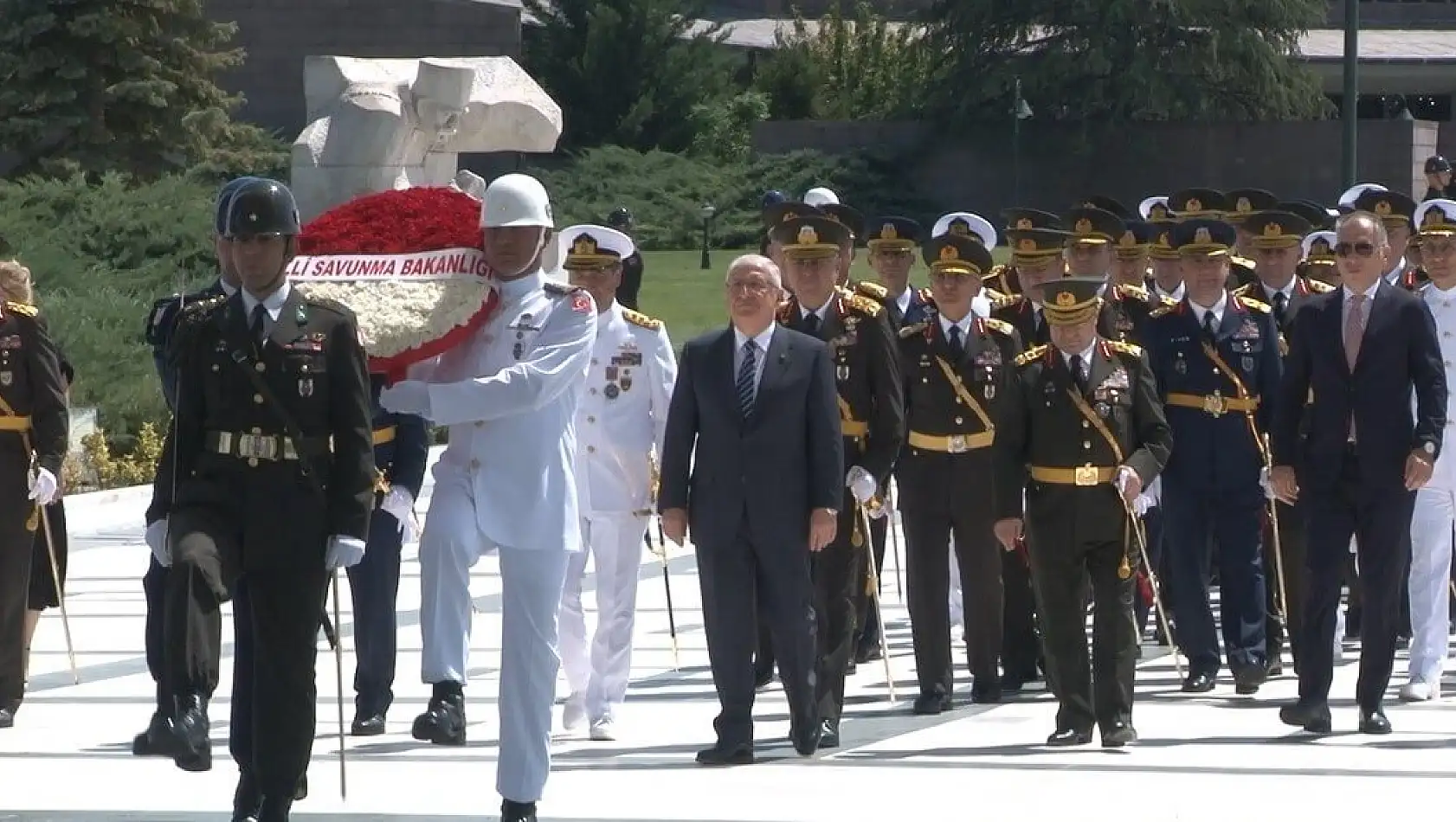 Bakan Güler, devlet mezarlığını ziyaret etti