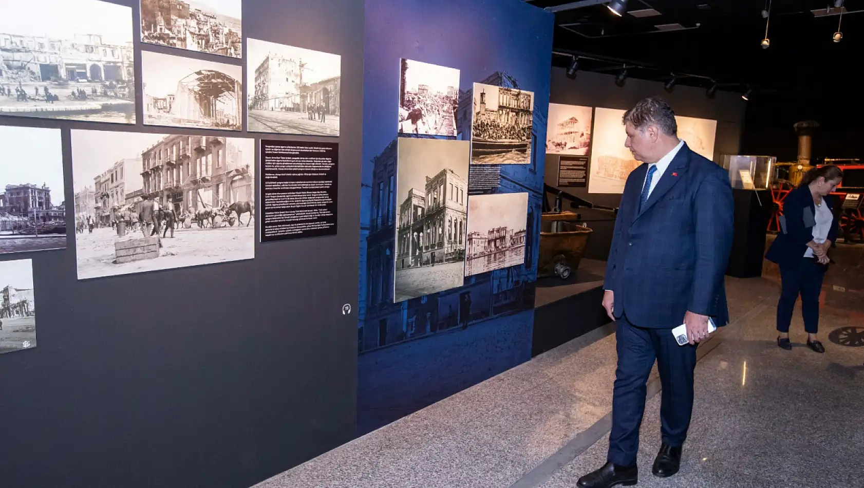 Başkan Cemil Tugay'dan ' Yanık Yurt ' sergisine ziyaret