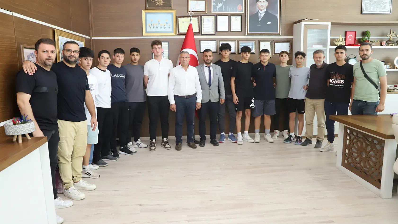 Başkan Nuri Güler, hentbolcuları makamında ağırladı