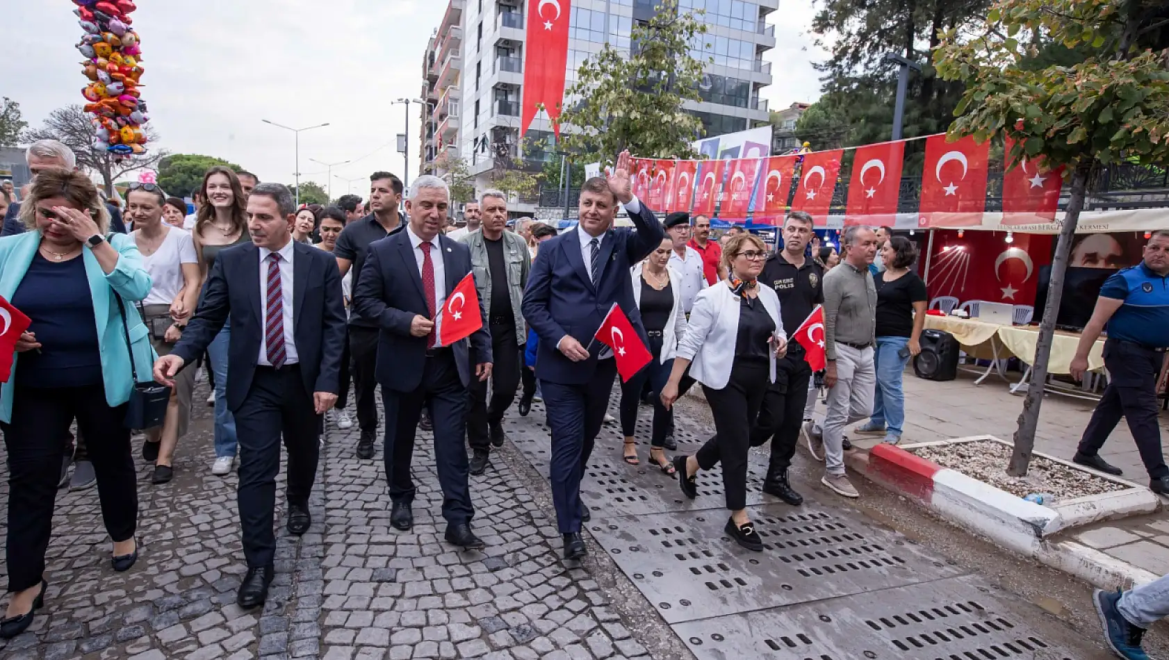 Bergama Kermesi Cemil Tugay'la başladı