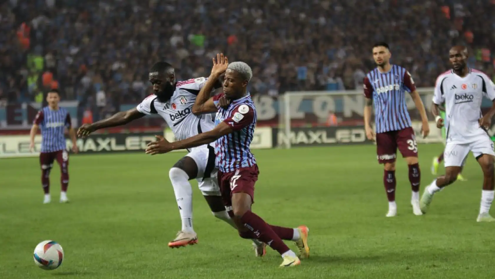 Beşiktaş 10 kişi kalan Trabzonspor'u geçemedi