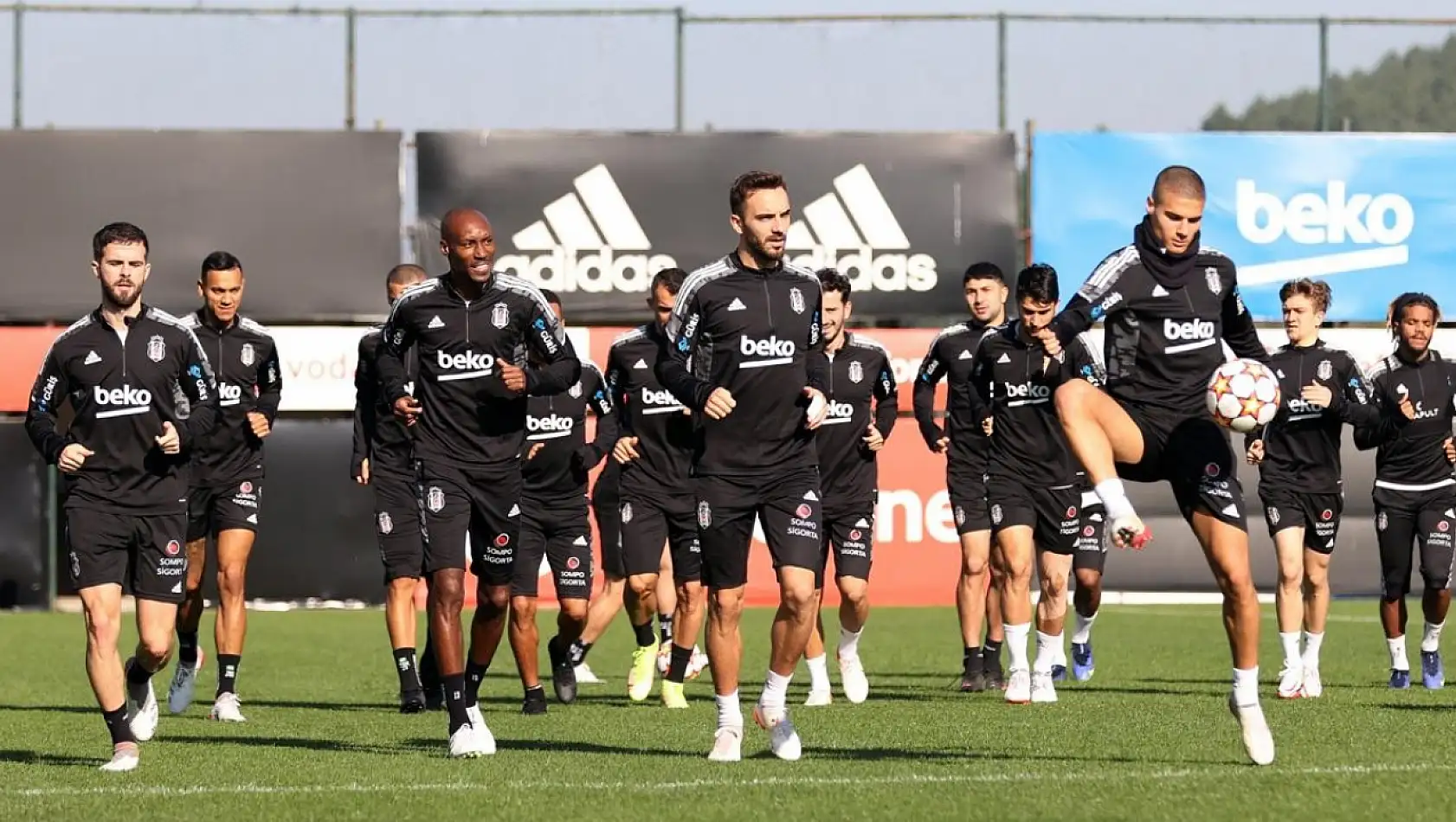 Beşiktaş'ın Ajax maçı kamp kadrosu açıklandı