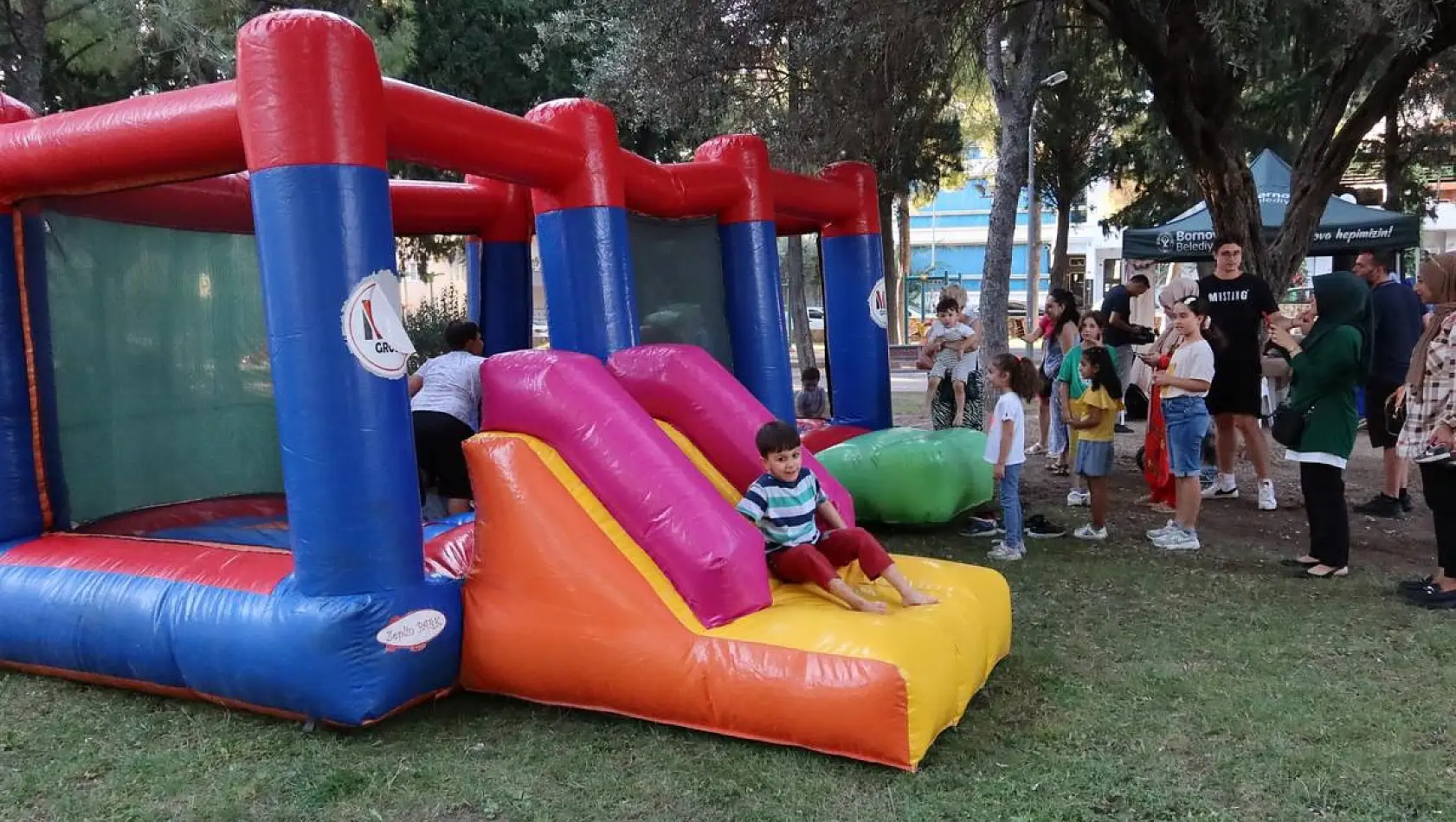 Bornova’da  Çocuklara Gezici Parkı eğlencesi