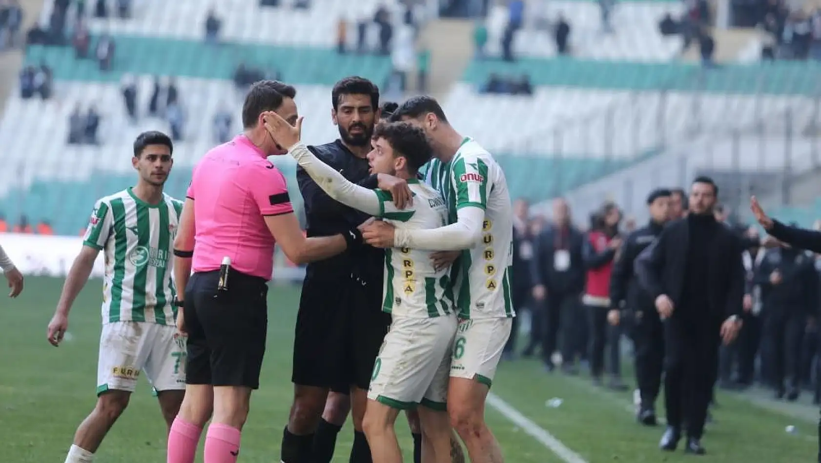 Bursaspor-Diyarbekirspor maçında ortalık karıştı