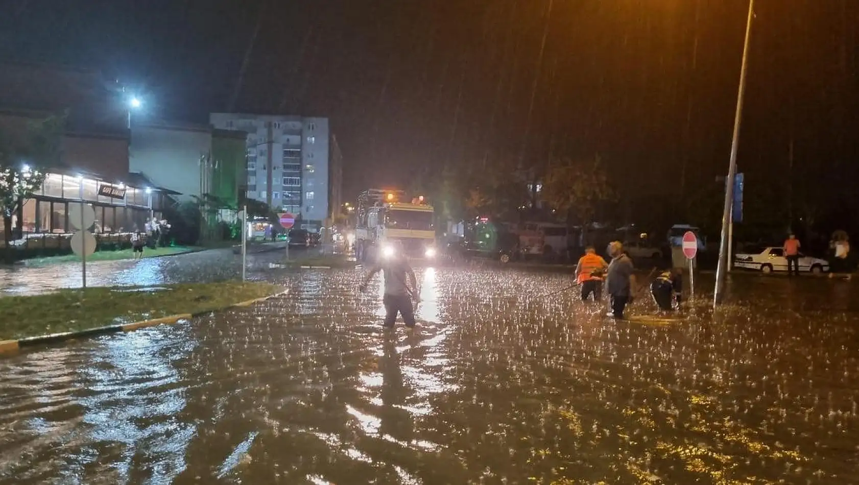 Çarşamba’yı sel aldı, ekipler teyakkuza geçti