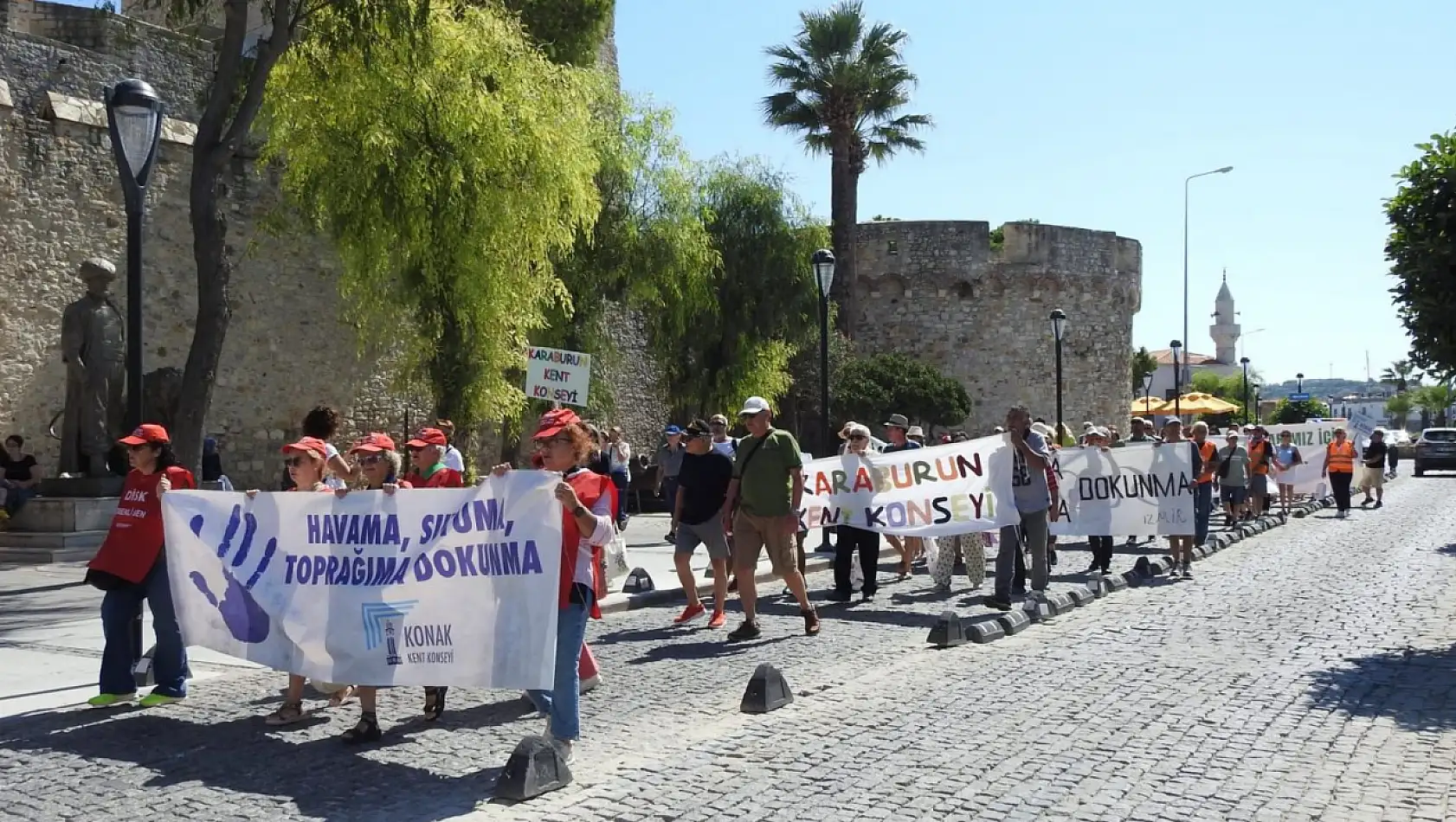 Çeşme'de GES'çiler toplantıdan kaçtı, çevreciler açıklama yaptı 