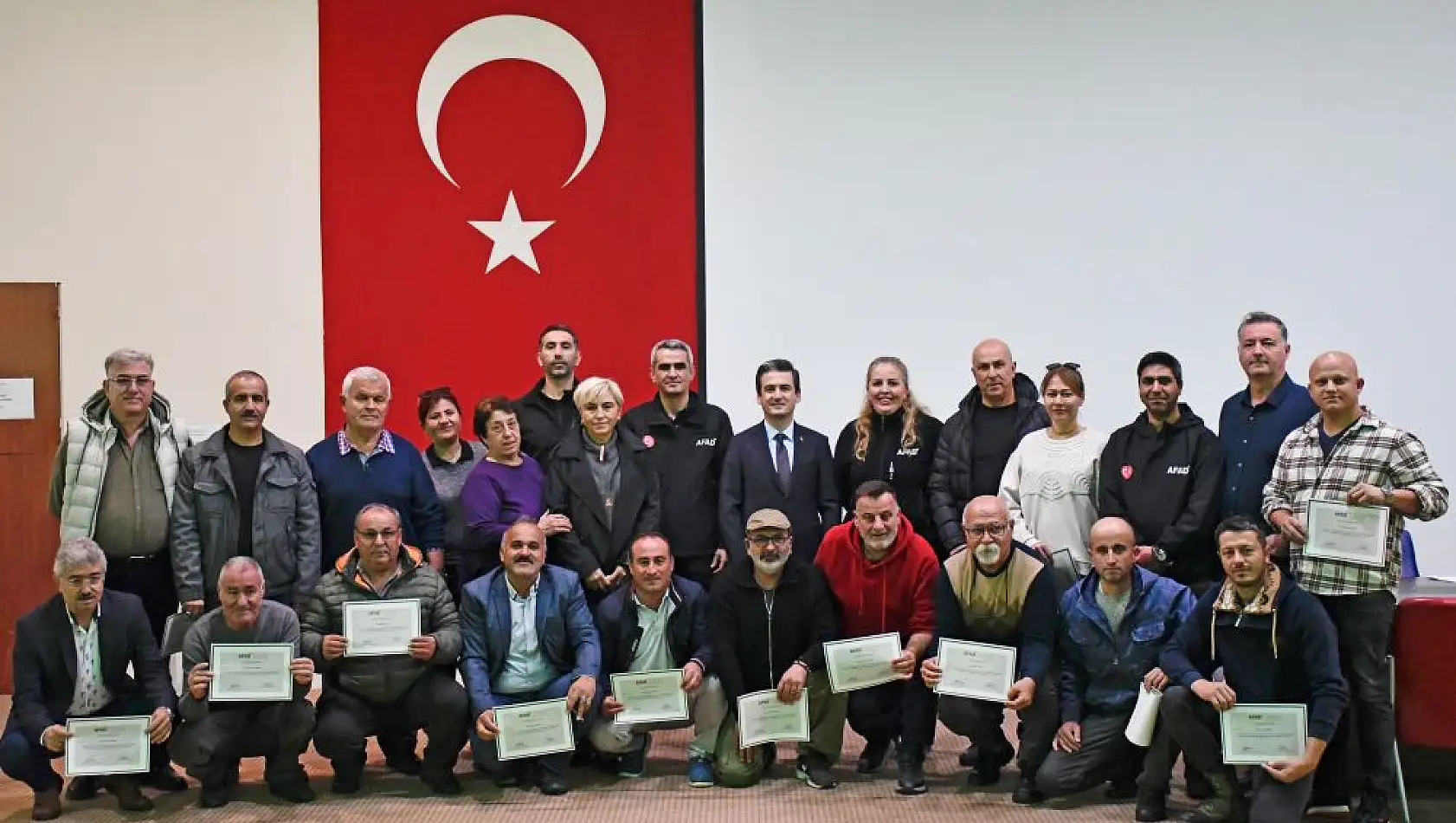 Çeşme’deki muhtarlar afet eğitimini tamamladı