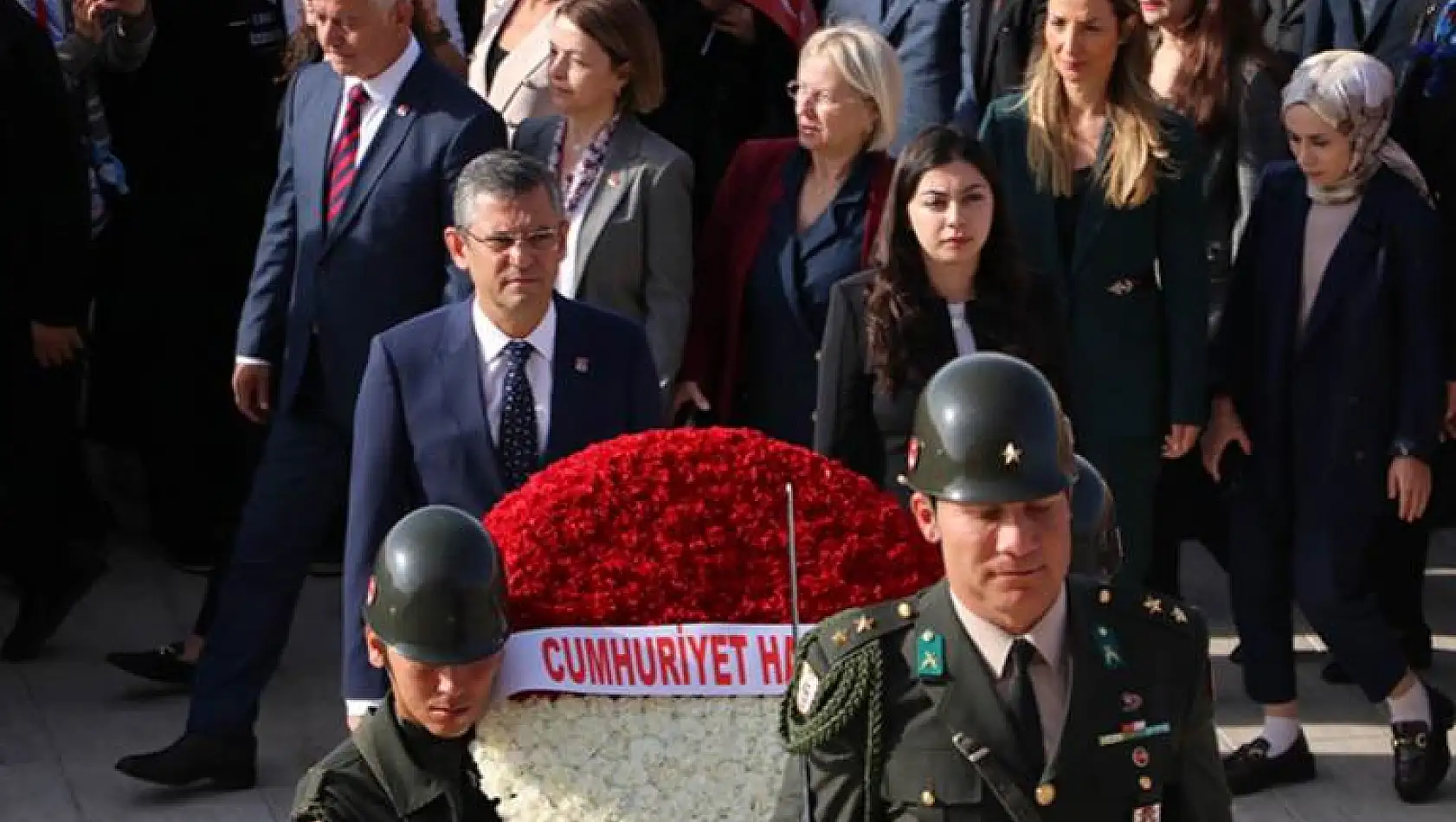 CHP lideri Özel, PM ve YDK üyeleriyle Anıtkabir’i ziyaret etti