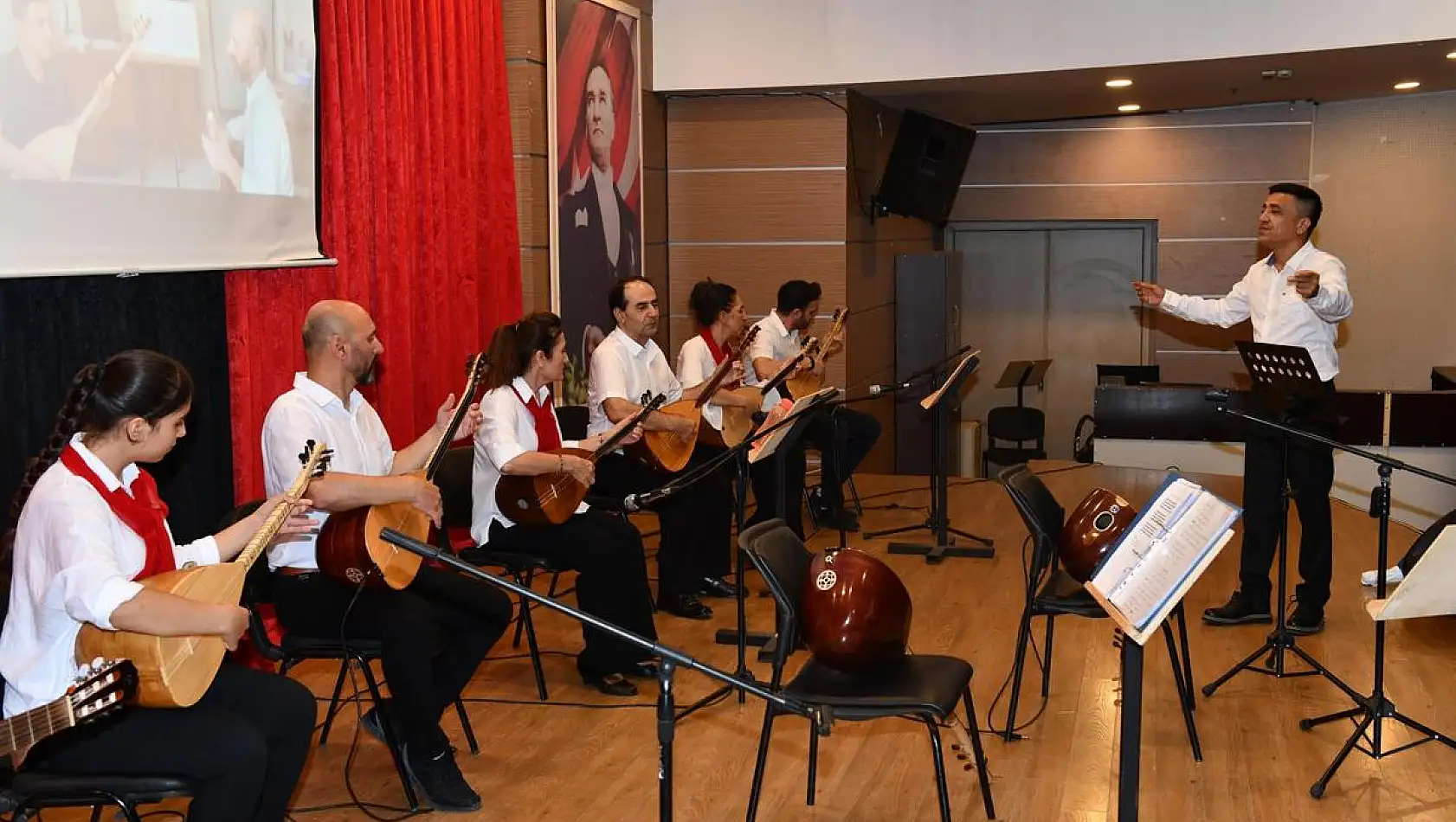 Çiğli Belediyesi bağlama kursiyerlerinden eşsiz ‘Yıl Sonu Konseri’