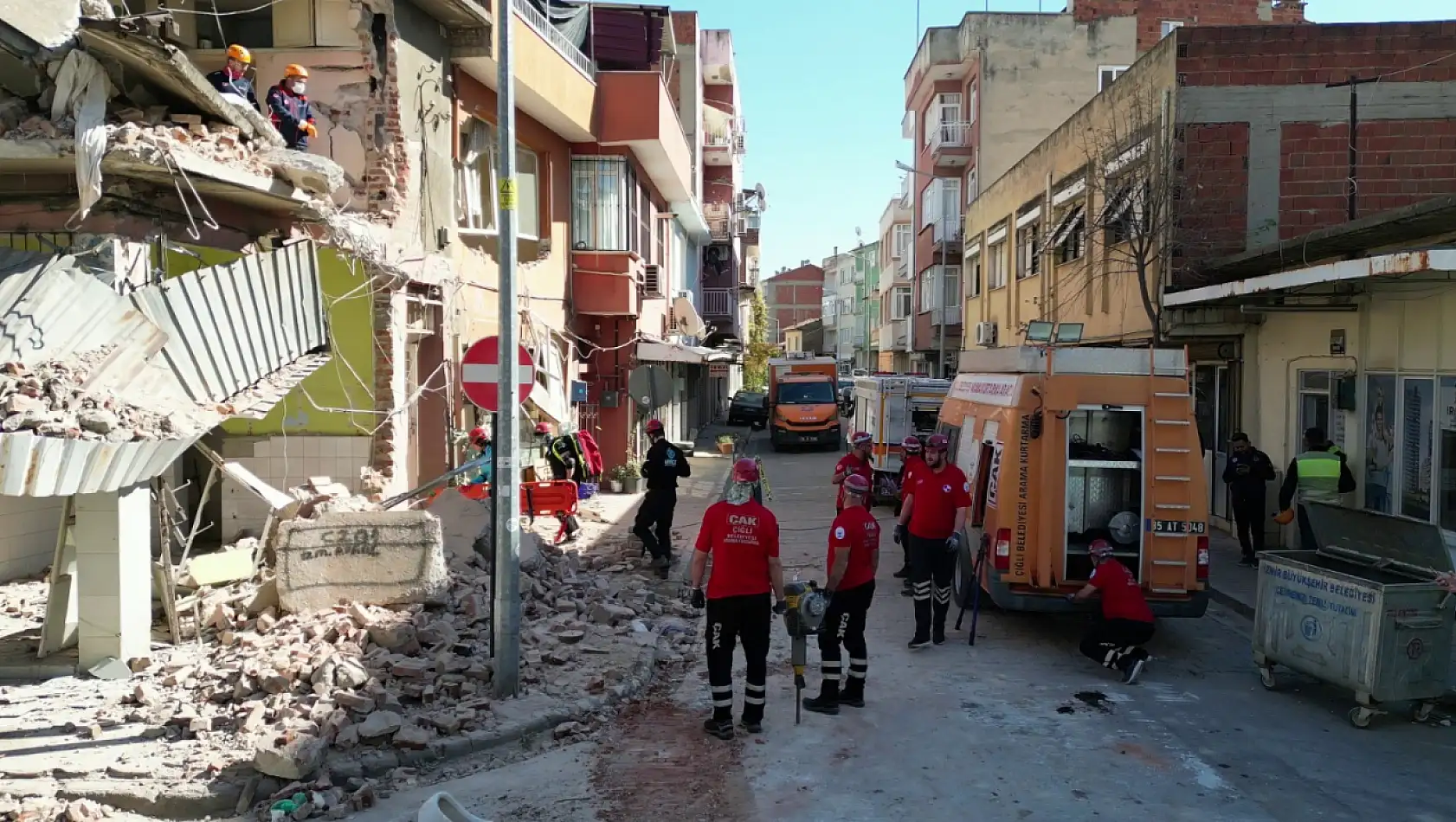 Çiğli Belediyesi, deprem tatbikatında zirveye oynadı!