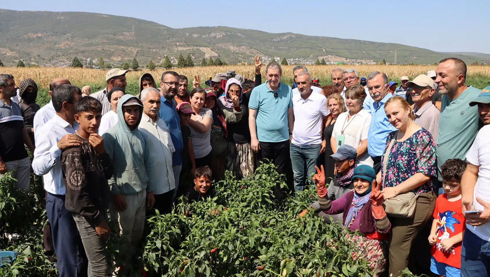 DEM Parti Eş Genel Başkanı Torbalı'da tarım işçileri ile buluştu