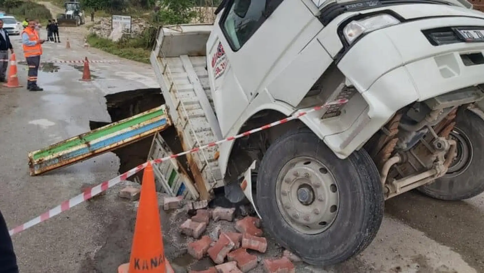 Denizli’de aşırı yağış sonrası yol çökerken kamyonda içine düştü