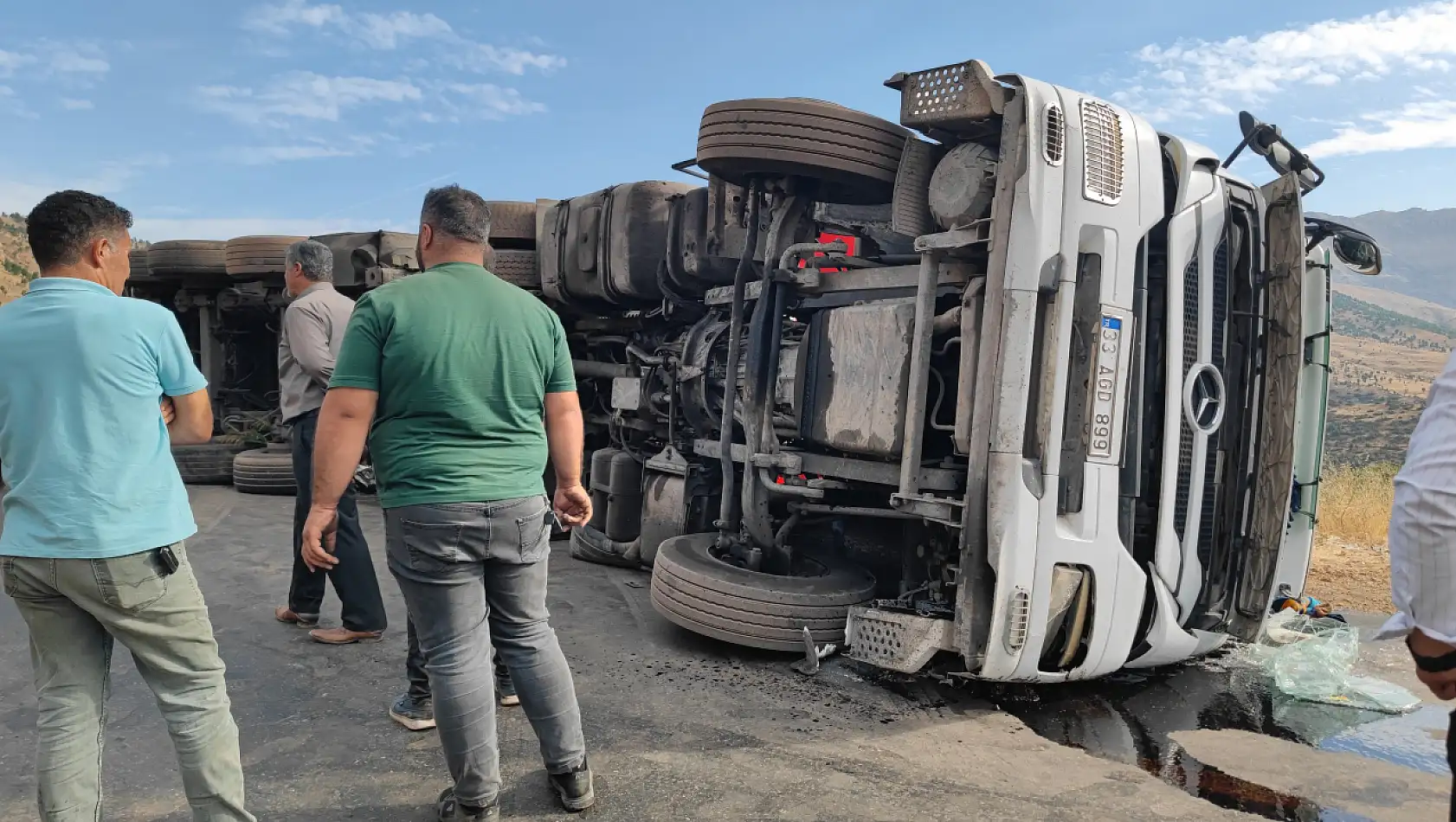 Devrilen kömür yüklü tır iki ili ulaşım bağlantısını kopardı