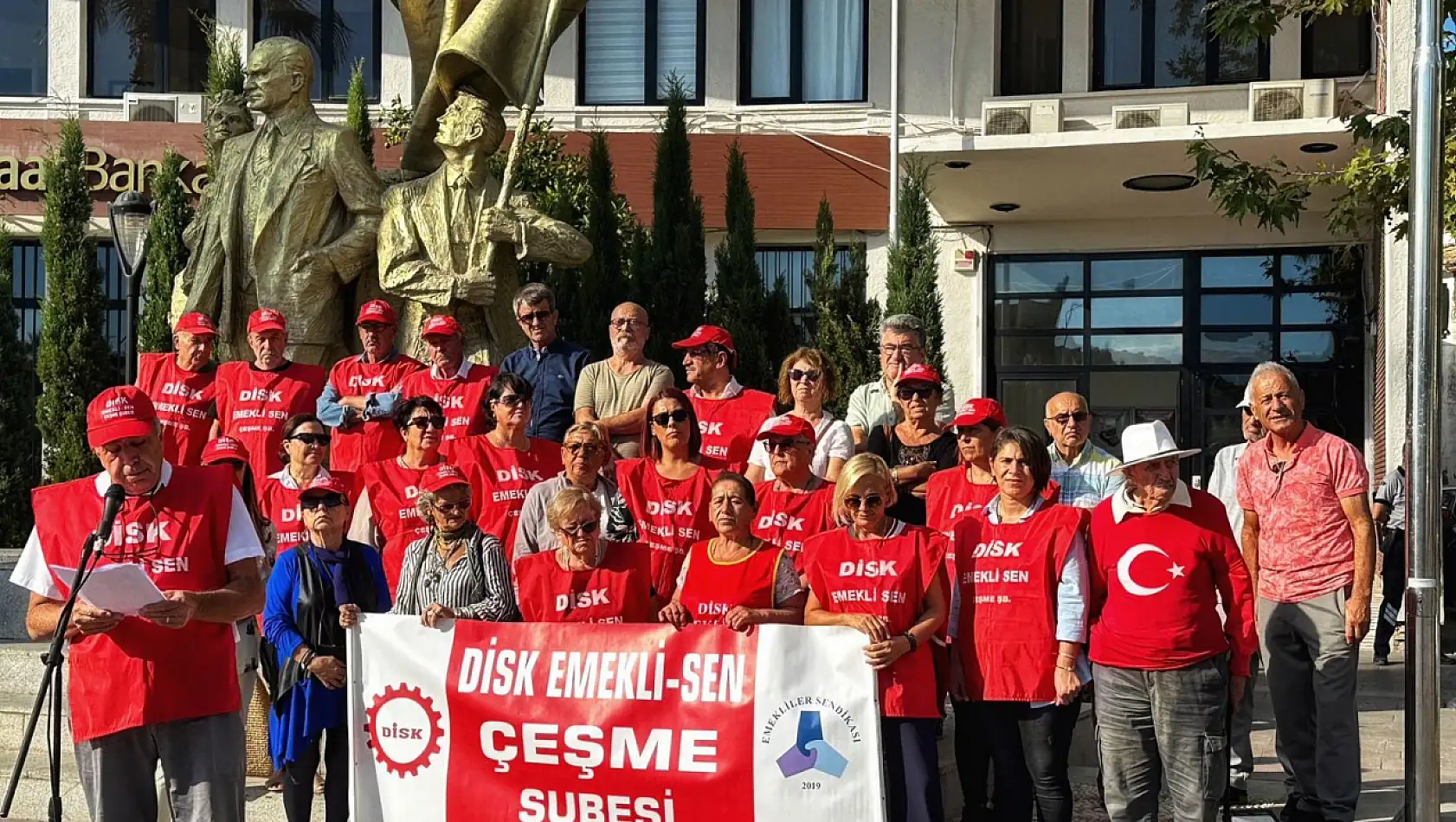 Emekliler Çeşme'den seslendi: Yaşlıların hakları gasp ediliyor