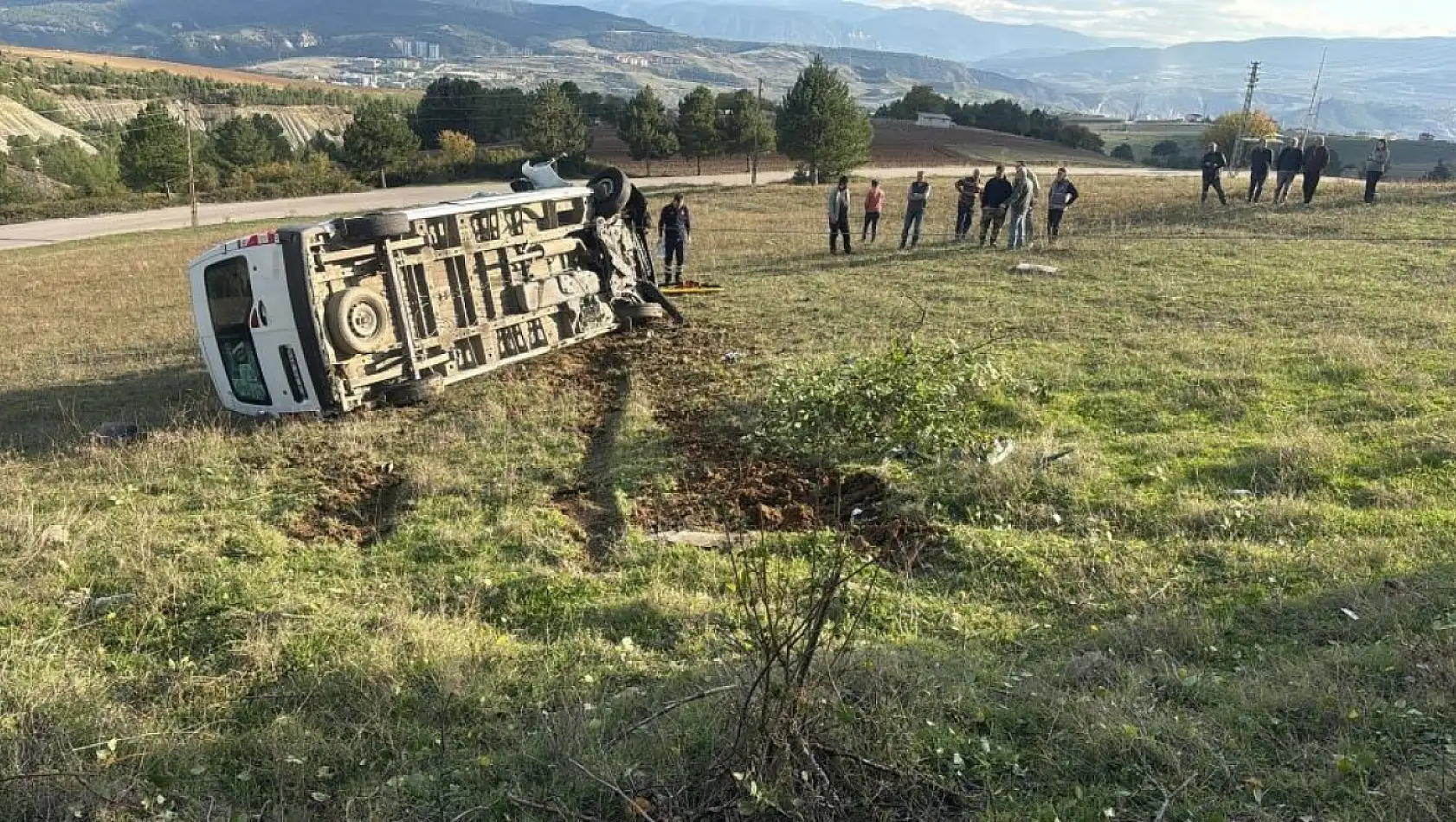 Feci trafik kazası: Minibüs şarampole uçtu! 