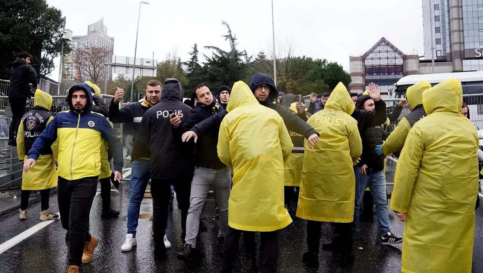 Fenerbahçe taraftarı derbi öncesi stadyuma ulaştı!