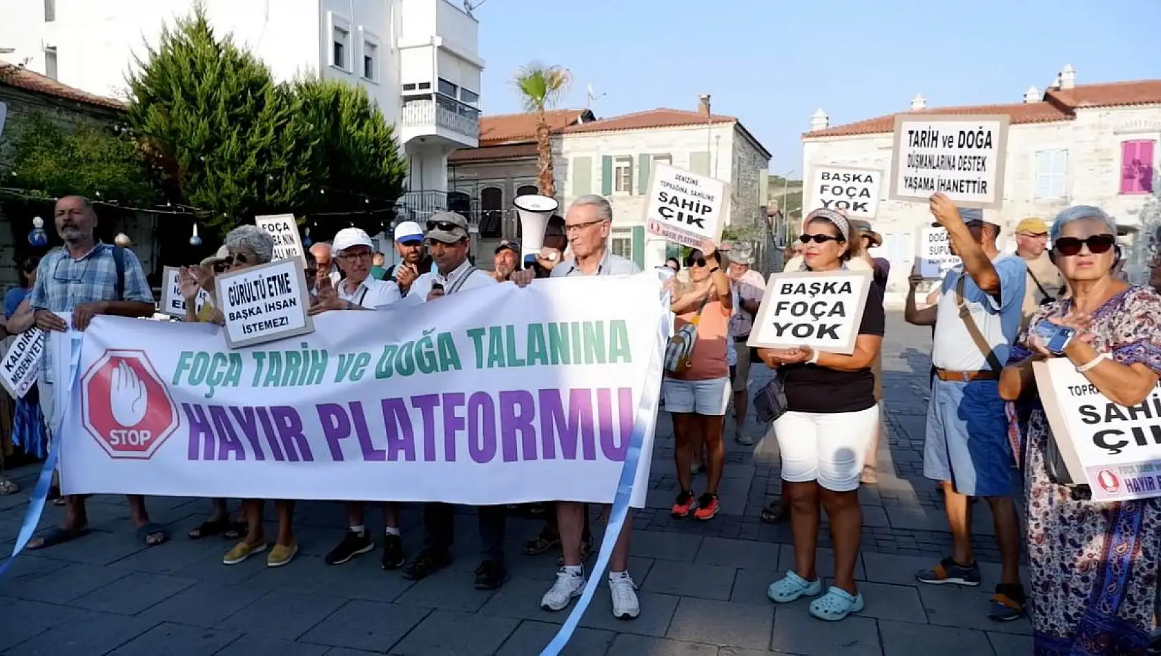 Foça’da deniz ve kıyı kirliliği protesto edildi