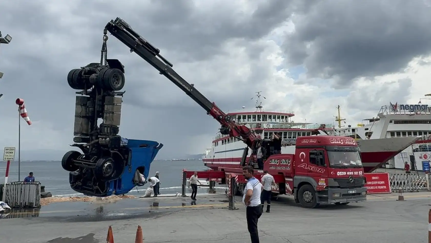 Freni boşalan tır denize düştü! 