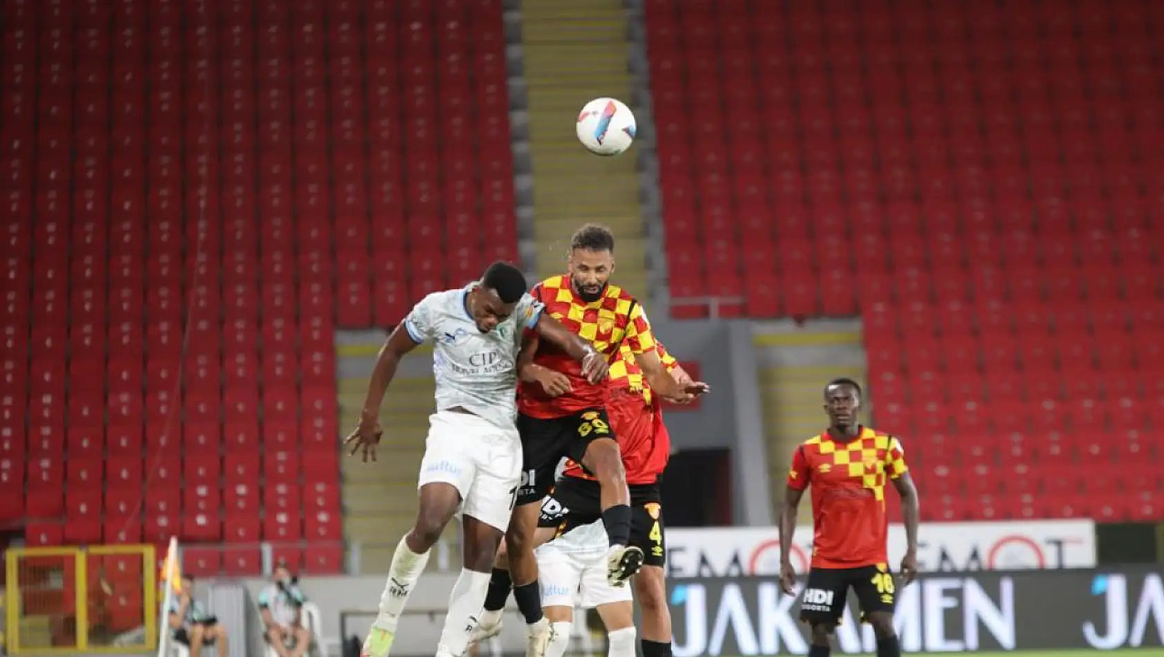 Göztepe ilk galibiyetini komşudan aldı