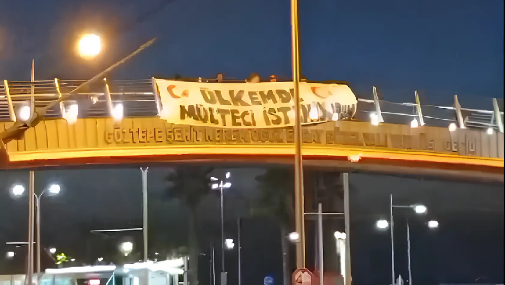 Göztepe Köprüsüne “mülteci istemiyorum' pankartı asıldı!